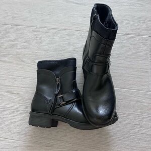 Clarks soft cushion ankle boots. Size 7M. Black